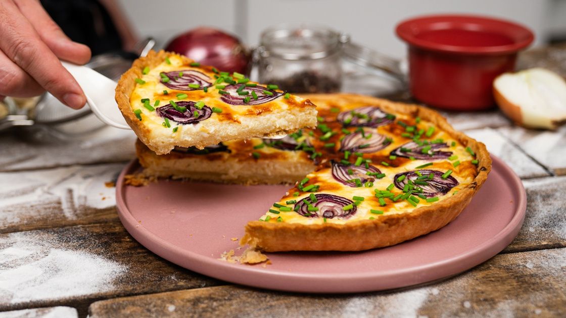 Krucha tarta z czerwoną cebulą