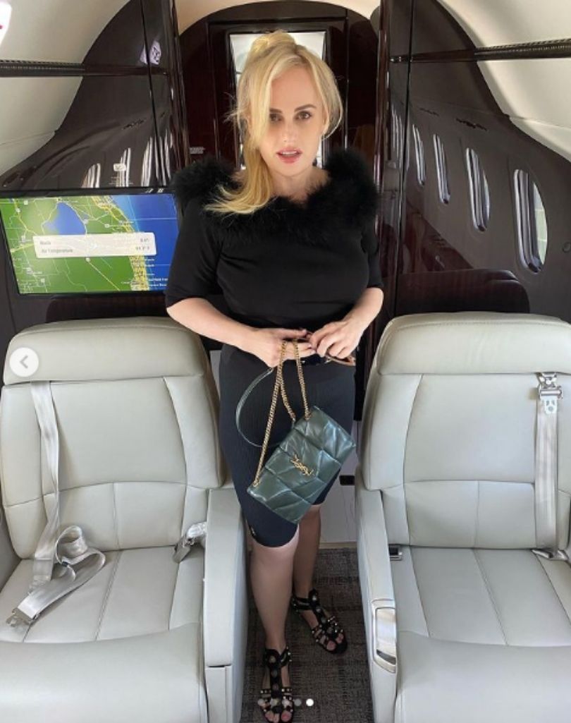 Rebel Wilson pozuje w prywatnym odrzutowcu