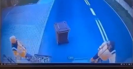 Ładowali śmieciarkę, wjechał w nich 19-latek. Nagranie z Dolnego Śląska