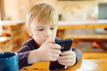 Smartfon w ręku drugoklasisty. Granica wieku to fikcja