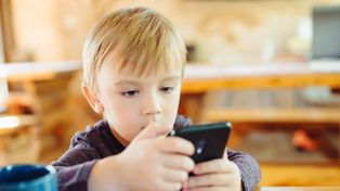Smartfon w ręku drugoklasisty. Granica wieku to fikcja