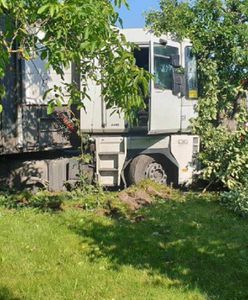 Zasłabł za kierownicą ciężarówki, staranował drzewa, zatrzymał się na posesji