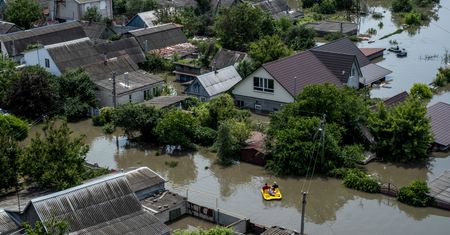 Katastrofa humanitarna po wysadzeniu zapory w Nowej Kachowce. Dron dostarcza wodę pitną