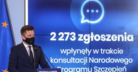 Premier zachęca do szczepień. Ale najpierw powinien przekonać swoich ministrów