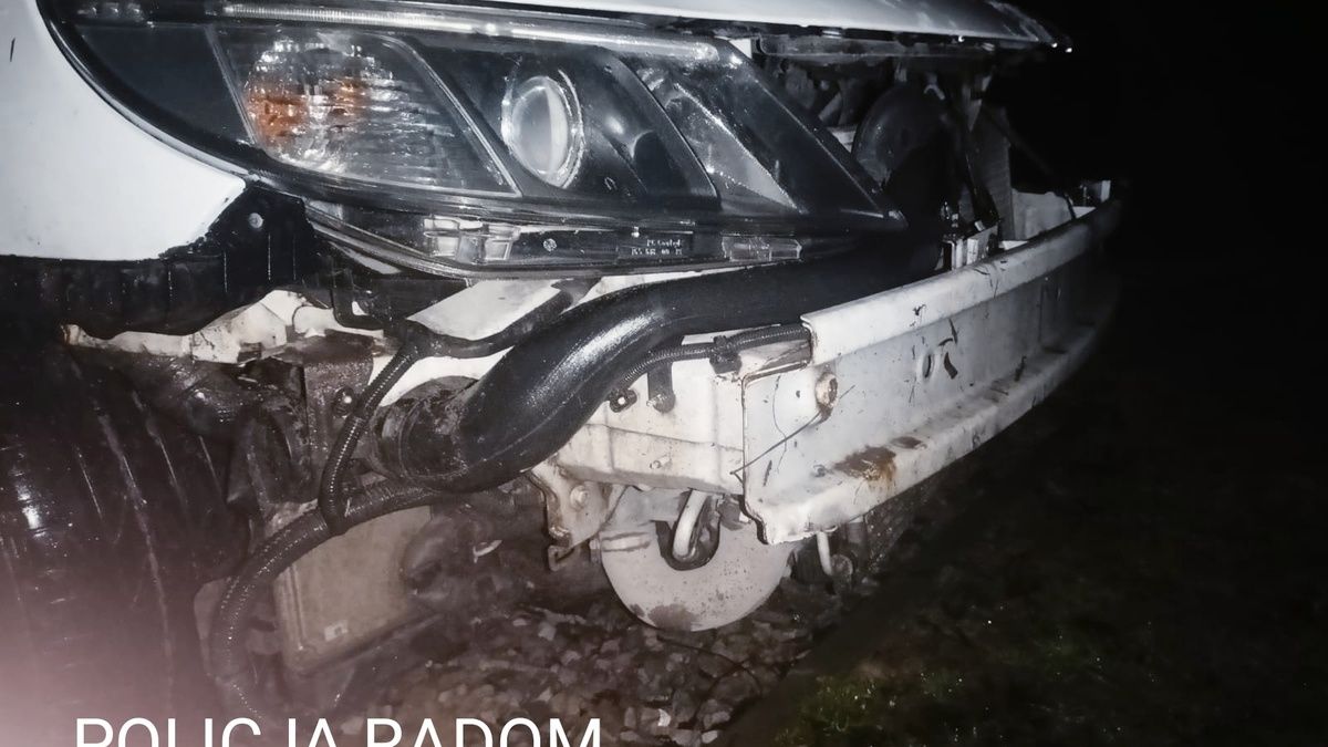 Kierowca mocno uszkodził swojego saaba
