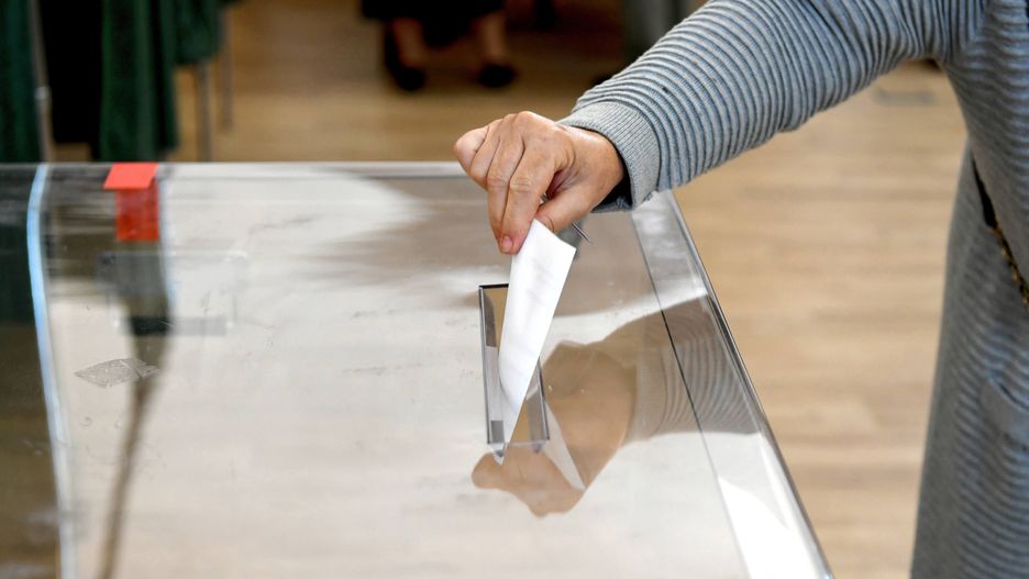 lokal wyborczy
�urawica, 12.07.2020. Wybory prezydenckie 2020 - II tura. G�osowanie w lokalu Obwodowej Komisji Wyborczej nr 10 w �urawicy, 12 bm. Rozpocz�o si� g�osowanie w II turze wybor�w prezydenckich. Do zako�czenia g�osowania trwa cisza wyborcza. (dd/doro) PAP/Darek Delmanowicz
Darek Delmanowicz
covid-19, epidemia, II tura, komisji, koronawirus, lokal, lokal wyborczy, obwodowej, polityka, prezydenckie, SARS-CoV-2, urna, wyborcza, wyborczej, wyborczy, wybory, wybory prezydenckie, wybory prezydenckie 2020, druga tura wybor�w