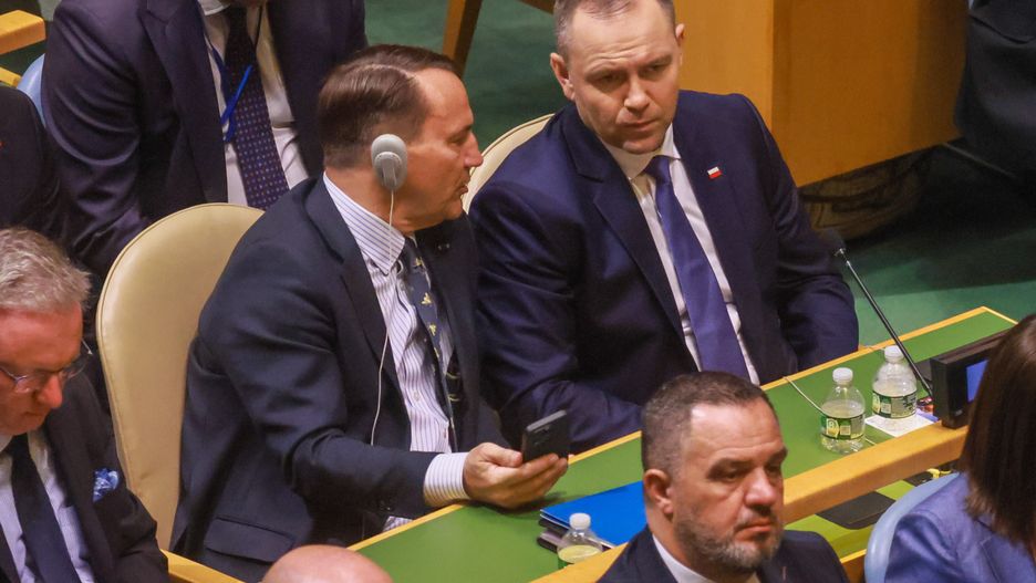 Nowy Jork, USA, 23.09.2025. Wizyta Prezydenta RP w Stanach Zjednoczonych Ameryki. Prezydent RP Karol Nawrocki (C), wicepremier, minister spraw zagranicznych RP Radosław Sikorski (centrum-2P) i ambasador RP przy ONZ Krzysztof Szczerski (3L); za nimi: sekretarz stanu w KPRP, szef Biura Polityki Międzynarodowej Marcin Przydacz (3L), sekretarz stanu w KPRP Wojciech Kolarski (2L) i podsekretarz stanu w KPRP, zastępca Szefa Gabinetu Prezydenta RP Jarosław Dębowski (L) podczas debaty generalnej 80. Sesji Zgromadzenia Ogólnego ONZ w Nowym Jorku, 23 bm. (mr) PAP/Leszek Szymański
