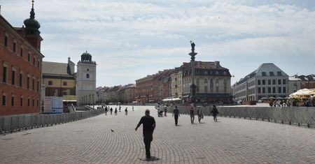 Uśmiechnięty Kaczyński, tłumy sympatyków PiS i kontrmanifestanci na obchodach miesięcznicy smoleńskiej (ZDJĘCIA)