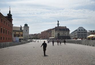 Uśmiechnięty Kaczyński, tłumy sympatyków PiS i kontrmanifestanci na obchodach miesięcznicy smoleńskiej (ZDJĘCIA)