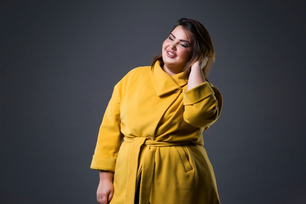 Płaszcze w kolorze złota. Z czym je zestawić?