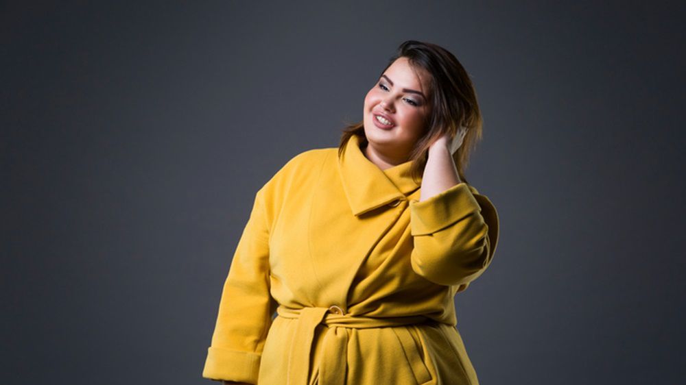 Płaszcze w kolorze żółtego złota są bardzo twarzowe