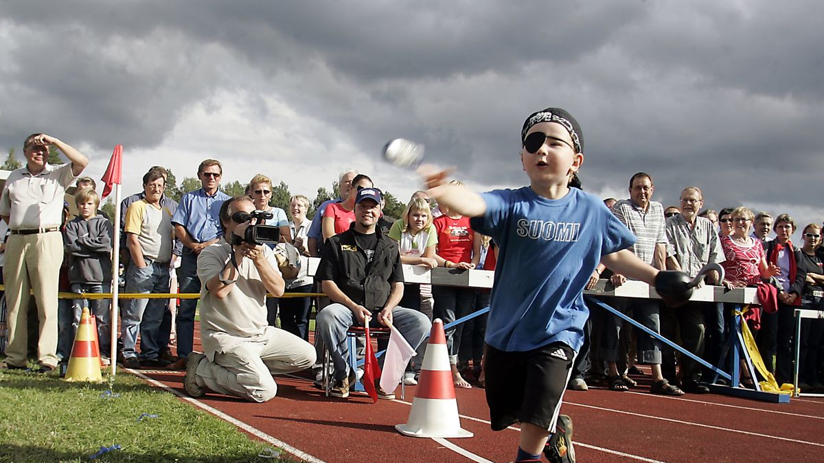 Finowie propagują nowy sport - rzut telefonem komórkowym 1