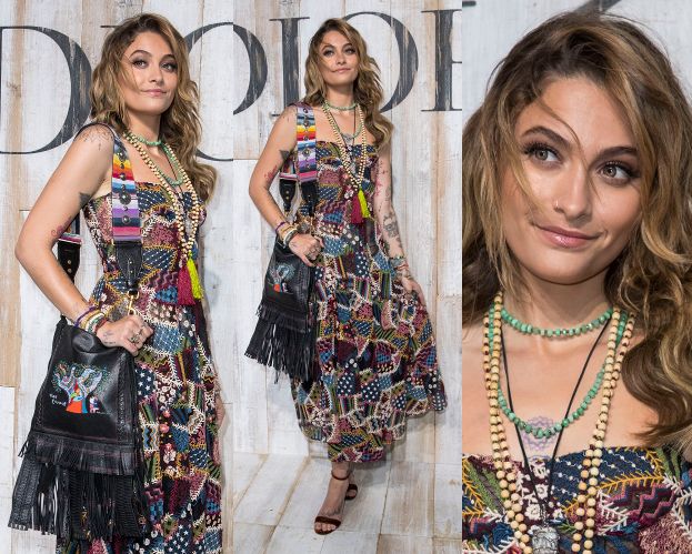 "Hipisowska" Paris Jackson w patchworkowej sukni eksponuje tatuaże