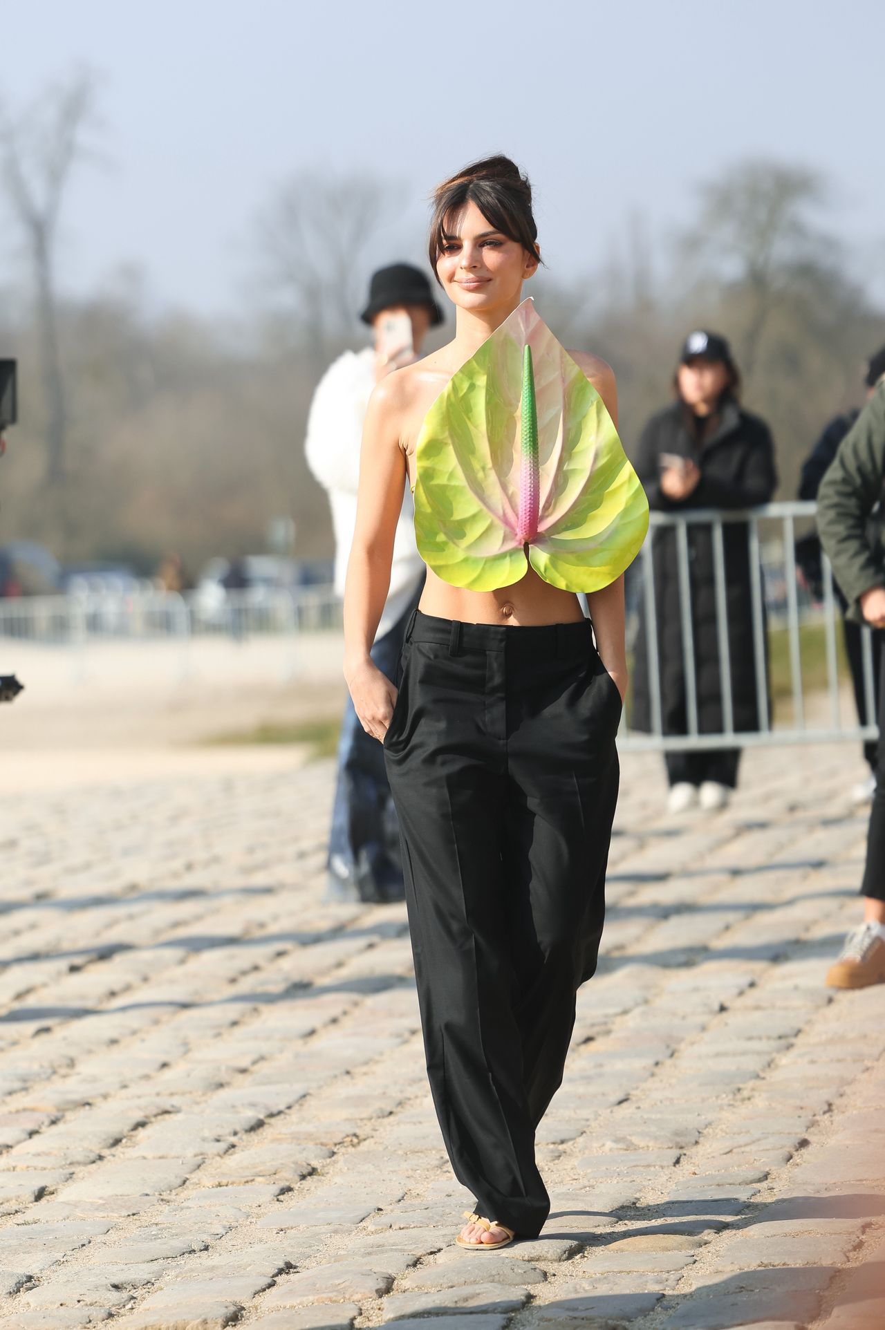 Emily Ratajkowski w drodze na pokaz Loewe na Paris Fashion Week 