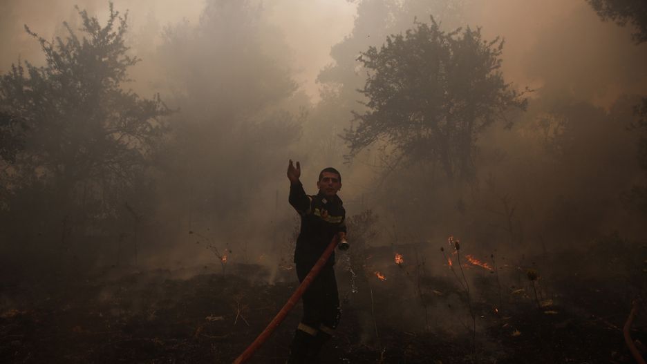 Strażak walczy z pożarem (zdjęcie ilustracyjne)