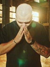 Budda zaskoczył fanów. Wyszedł na scenę i zaczął rapować