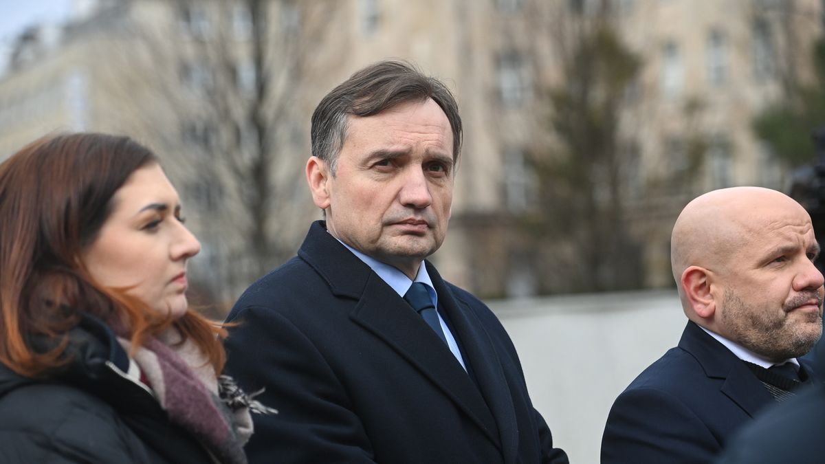 Warszawa, 02.02.2025. Posłowie Prawa i Sprawiedliwości Zbigniew Ziobro (C) i Mariusz Gosek (P) na konferencji prasowej przed Pomnikiem Armii Krajowej i Polskiego Państwa Podziemnego w Warszawie, 2 bm. (ad) PAP/Piotr Nowak