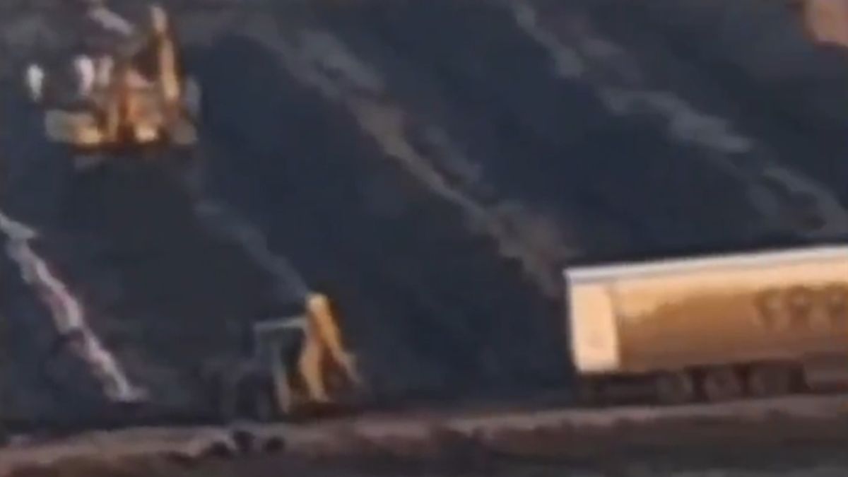 Koparki zasypują ciała poległych rosyjskich żołnierzy  