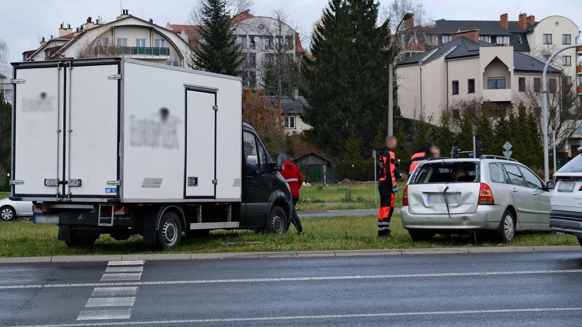 Zderzenie pojazdu dostawczego z osobówką na al. Solidarności