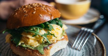 Zapomnij o owsiance i nudnych kanapkach. Ten śniadaniowy burger wymiata