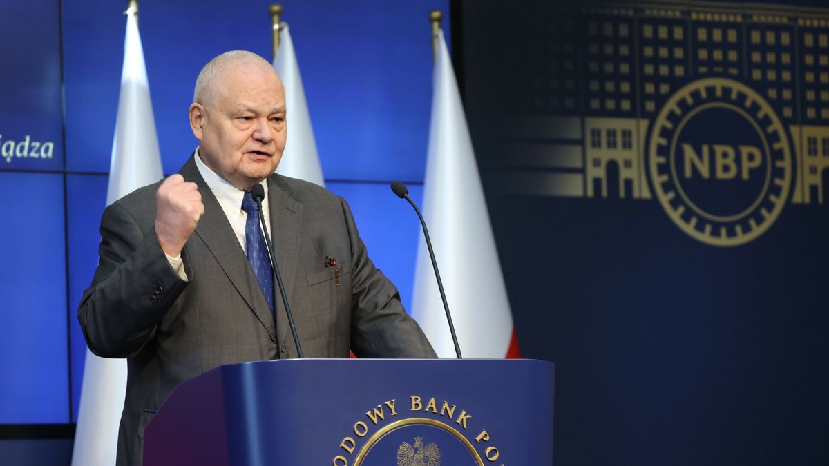 "NBP nadal ma w ręku kij" - pisze o działaniach Narodowego Banku Polskiego prof. Witold Orłowski. Na zdjęciu prezes NBP Adam Glapiński