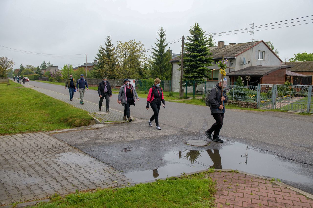 Pielgrzymka z Łowicza na Jasną Górę rozwiązana. Rano pątnicy wyszli w dalszą drogę