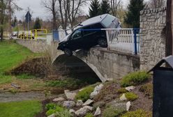 Jelenia Góra. Kierowca wraz z samochodem mógł wpaść do rzeki. Policjant bohaterem