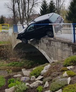 Jelenia Góra. Kierowca wraz z samochodem mógł wpaść do rzeki. Policjant bohaterem