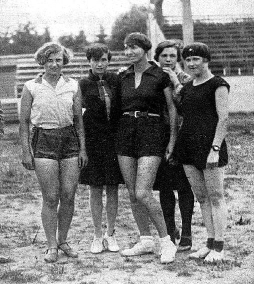Otylia Kałuża (pierwsza z prawej) w 1928