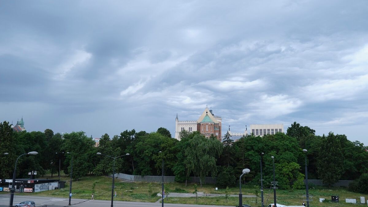 ciemne chmury nad Zamkiem Lubelskim