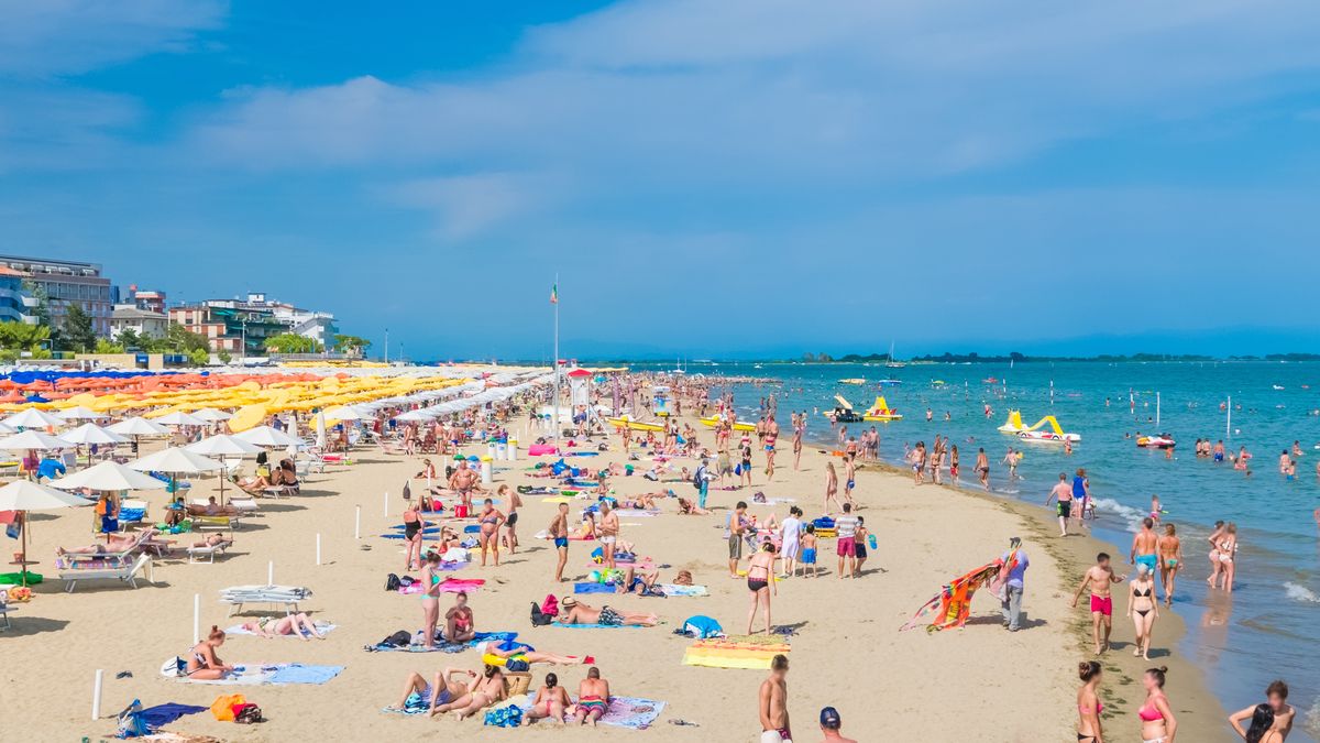 W sezonie letnim włoskie plaże wypełnione są po brzegi 