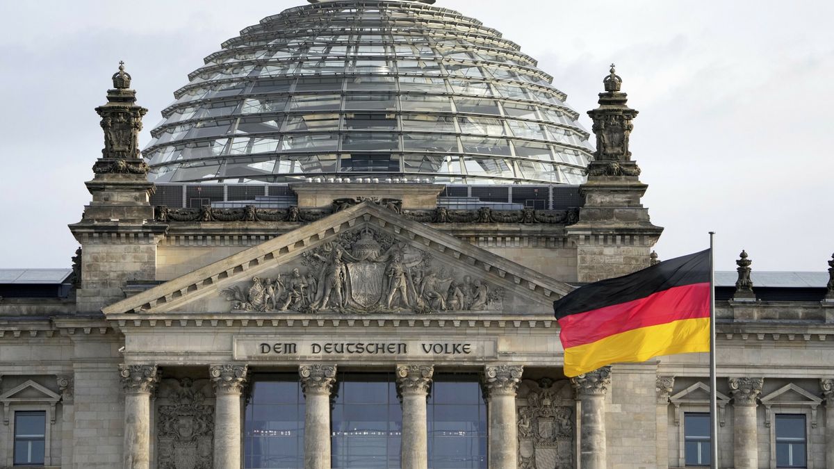 Niemieccy parlamentarzy?ci przyj?li reform? ustawy o obywatelstwie
FILE - A national flag of Germany waves in front of the Reichag building, home of the German federal parliament Bundestag, in Berlin, Germany, on Jan. 3, 2022. German lawmakers have approved legislation easing rules to gain citizenship and ending restrictions on holding dual citizenship. (AP Photo/Michael Sohn, File)
Michael Sohn