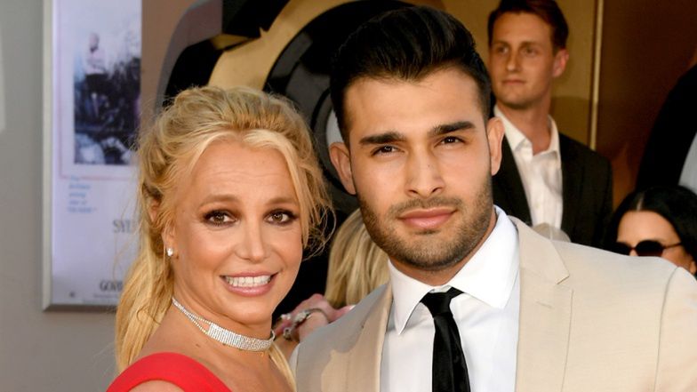 Tak wyglądała suknia Britney Spears! Gwiazda poszła do ołtarza w kreacji Versace z 3-metrowym trenem (FOTO)