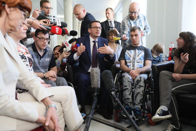 Mateusz Morawiecki podczas spotkania z protestującymi rodzicami osób niepełnosprawnych.