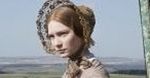 Mia Wasikowska wędruje przez pustynię