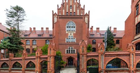 Pracuje na Uniwersytecie w Toruniu. Nie otrzymała obiecanej premii