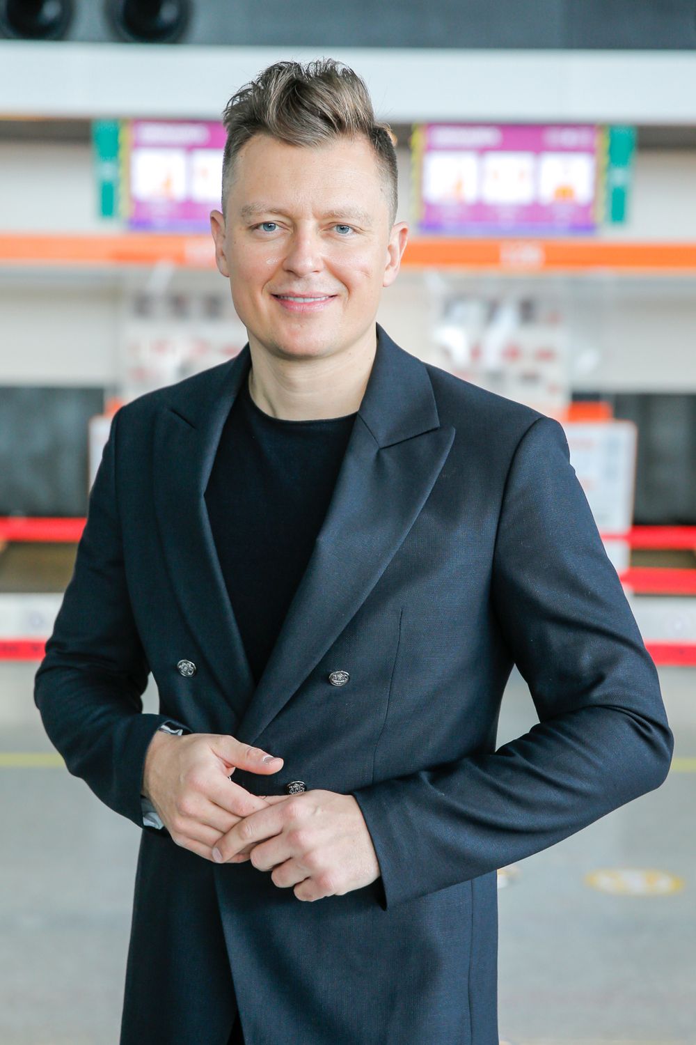 Rafał Brzozowski na lotnisku przed wylotem na Eurowizję 2021