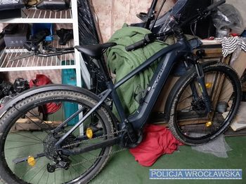 Wrocław: Garaż pełen kradzionych rowerów elektrycznych z Niemiec odkryty przez policję