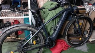 Wrocław: Garaż pełen kradzionych rowerów elektrycznych z Niemiec odkryty przez policję