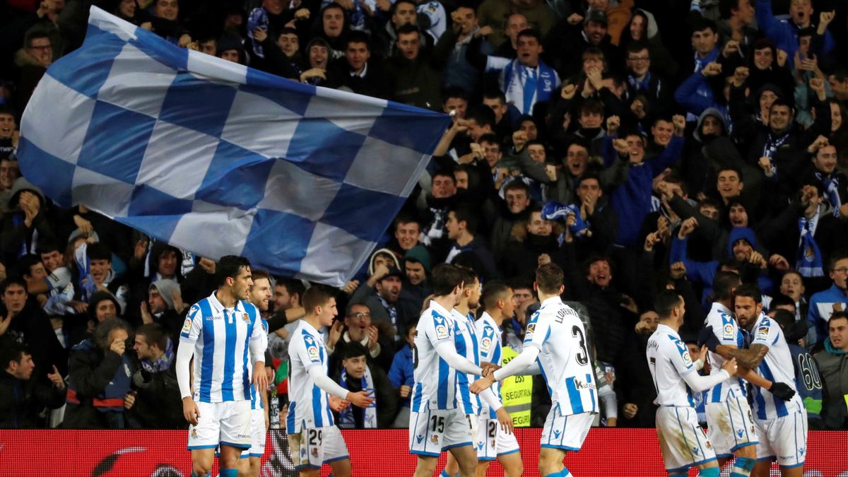 PAP/EPA / Juan Herrero / Na zdjęciu: piłkarze Realu Sociedad