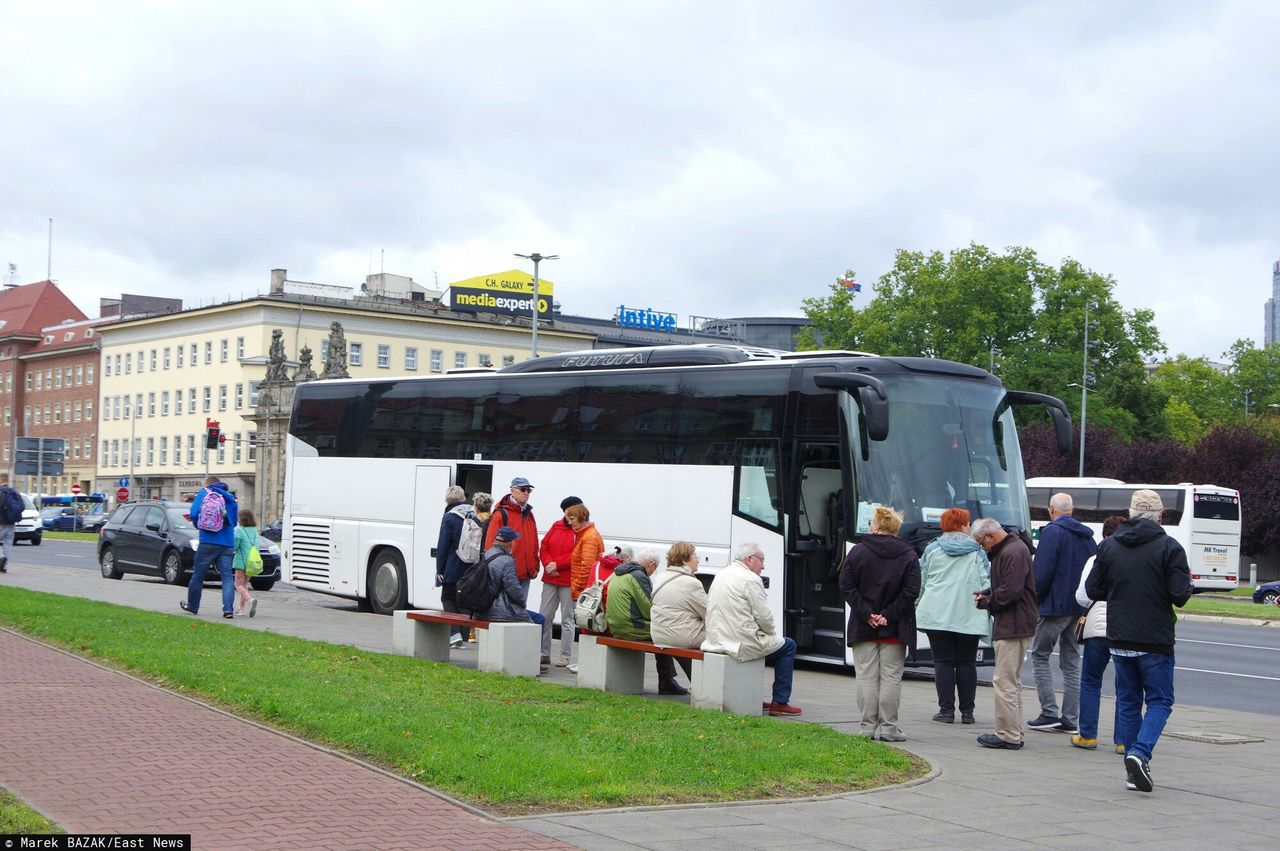 Kierowca autokaru miał wyruszyć w liczącą ponad tysiąc kilometrów trasę. Okazało się, że ma zakaz prowadzenia 