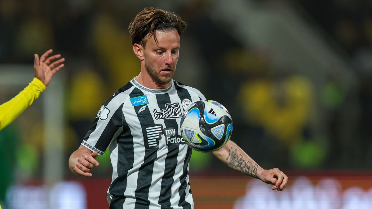 Getty Images / Yasser Bakhsh / Na zdjęciu: Ivan Rakitić nie trafi do Widzewa Łódź