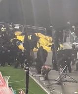 "Dziki chaos". Potężna bijatyka z policją (WIDEO)