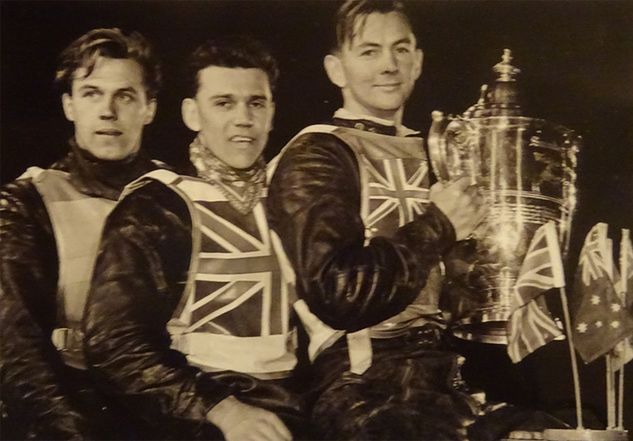 Medaliści finału IMŚ z 1954 roku. Od lewej: Olle Nygren (brązowy medal), Brian Crutcher (srebrny), Ronnie Moore (złoty) / fot. archiwum Olle Nygrena