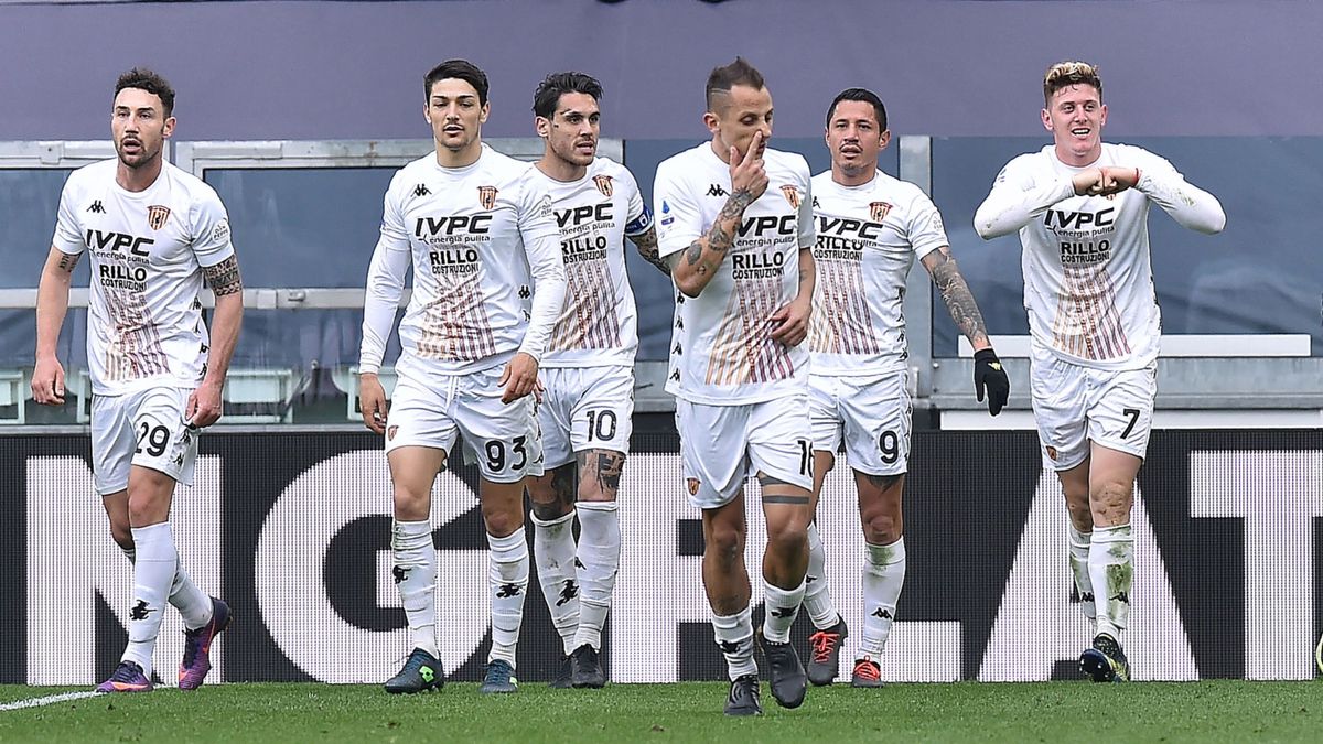piłkarze Benevento Calcio cieszą się z gola