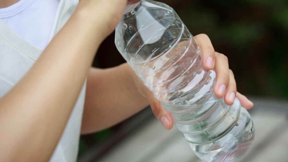 Butelka z zamrożoną wodą i solą pomoże znieść upał