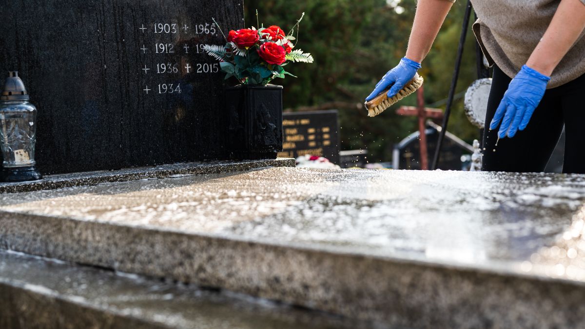 Ile kosztuje sprzątanie grobu w 2024 roku?