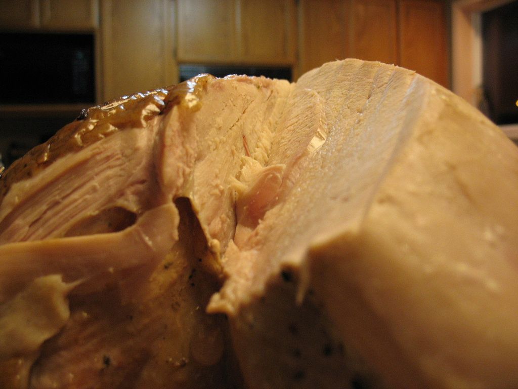 BIałe mięso z indyka pieczone na rożnie