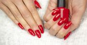 Na czym polega fenomen czerwonych paznokci?