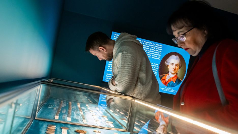 W zbiorach bydgoskiego Muzeum Okręgowego znajduje się 320 monet i medali oraz 46 banknotów z panowania Stanisława Augusta. To dary, zakupy, nabytki z prywatnych kolekcji, m.in. Stanisława Niewiteckiego oraz znaleziska z regionu.